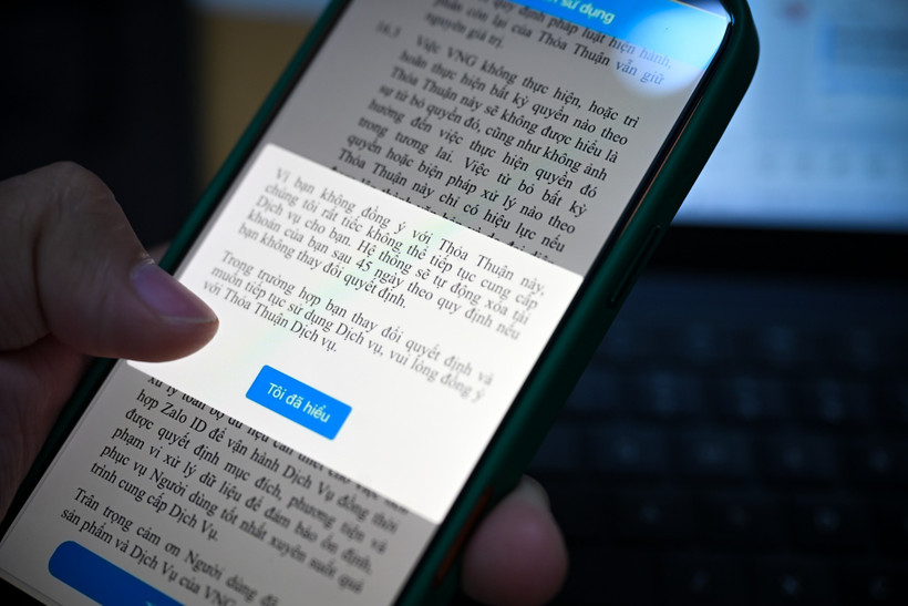 Zalo sẽ xoá tài khoản người dùng nếu không chấp nhận Thoả thuận dịch vụ. (Ảnh: Minh Sơn/Vietnam+)