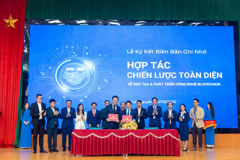 Lễ ký kết Biên bản ghi nhớ Hợp tác chiến lược toàn diện về đào tạo và phát triển công nghệ Blockchain. (Ảnh: Minh Sơn/Vietnam+)