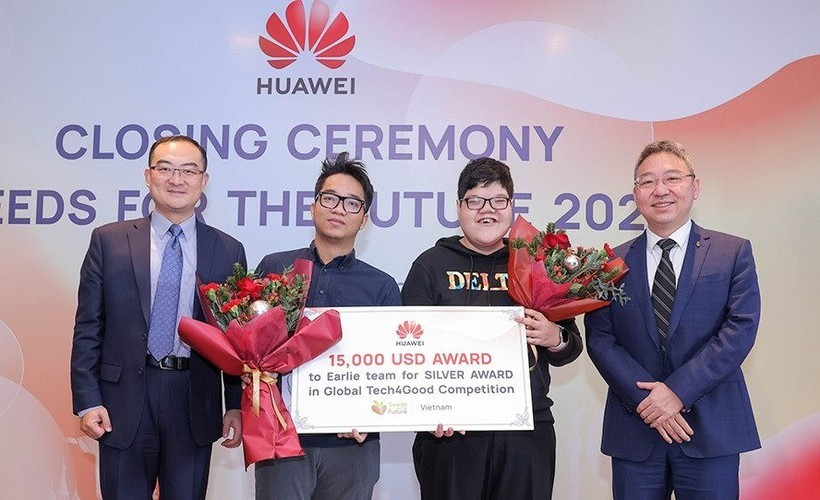 Đại diện Huawei Việt Nam trao thưởng cho nhóm sinh viên Việt Nam đoạt giải Nhì trong cuộc thi Tech4Good 2021 với dự án Earlie. (Ảnh: Huawei)