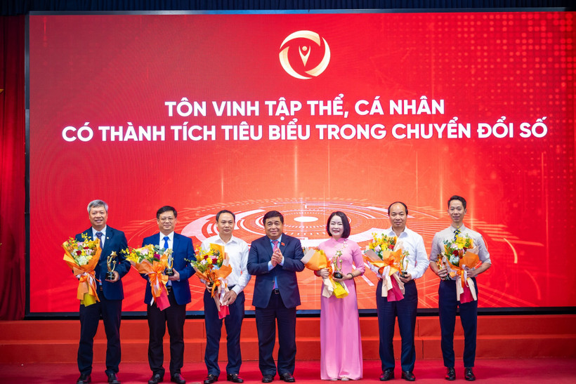Các tập thể, cá nhân được tôn vinh tại Chương trình Chào mừng ngày Chuyển đổi số Quốc gia năm 2025. (Ảnh: Minh Sơn/Vietnam+)