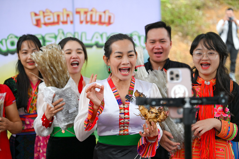 Người dân “lên sóng” bán nông sản. (Ảnh: Minh Sơn/Vietnam+)