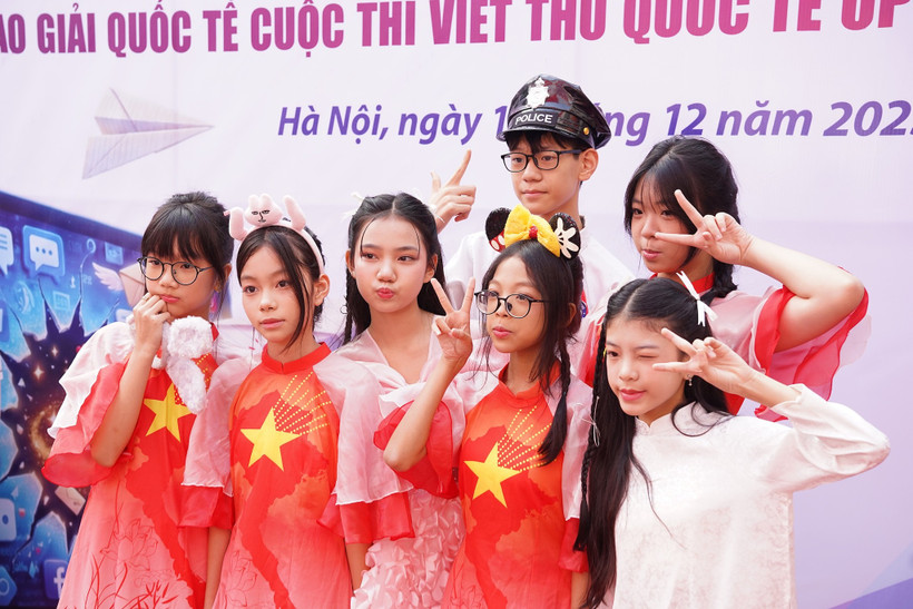 Các em học sinh trường THCS Chu Văn An (Hà Nội) hưởng ứng Cuộc thi Viết thư Quốc tế UPU lần thứ 55. (Ảnh: VietnamPost)