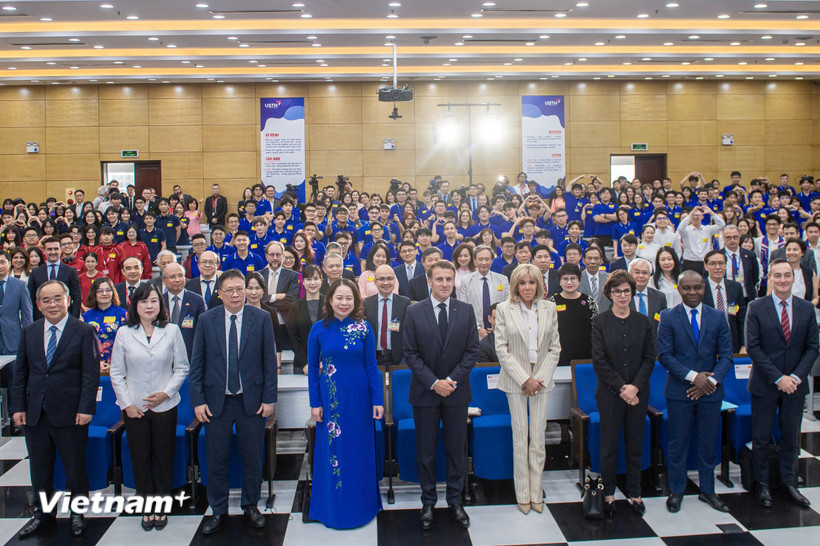 Phó Chủ tịch nước Võ Thị Ánh Xuân cùng Tổng thống Pháp và Phu nhân chụp ảnh chung cùng toàn thể giảng viên, sinh viên trường Đại học Khoa học và Công nghệ Hà Nội. (Ảnh: PV/Vietnam+)