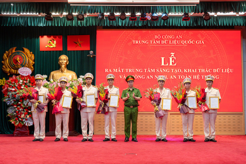 Lễ ra mắt Trung tâm Sáng tạo, khai thác dữ liệu và Phòng An ninh, an toàn hệ thống thuộc Trung tâm Dữ liệu quốc gia - Bộ Công an. (Ảnh: Minh Sơn/Vietnam+)