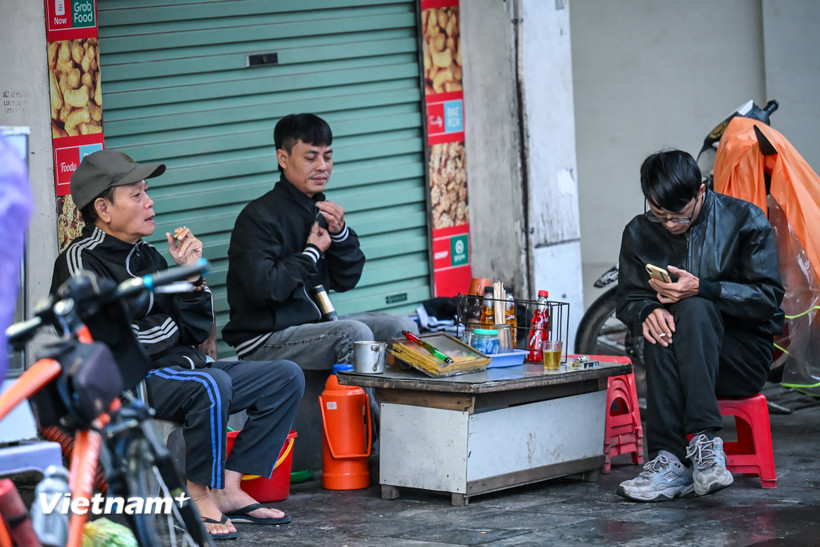 Trà nóng trở thành thức uống quen thuộc mỗi đợt lạnh về. (Ảnh: Minh Sơn/Vietnam+)