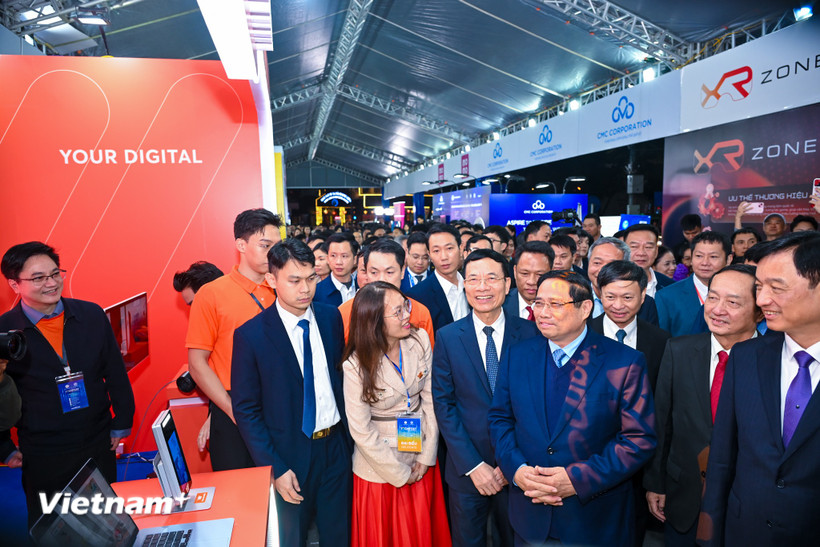 Thủ tướng Phạm Minh Chính tham quan các gian hàng tại Techfest 2025. (Ảnh: Minh Sơn/Vietnam+)