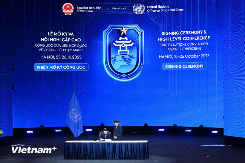 Bộ trưởng Bộ Công an Lương Tam Quang đại diện Việt Nam ký Công ước của Liên hợp quốc về chống tội phạm mạng. (Ảnh: Minh Sơn/Vietnam+)
