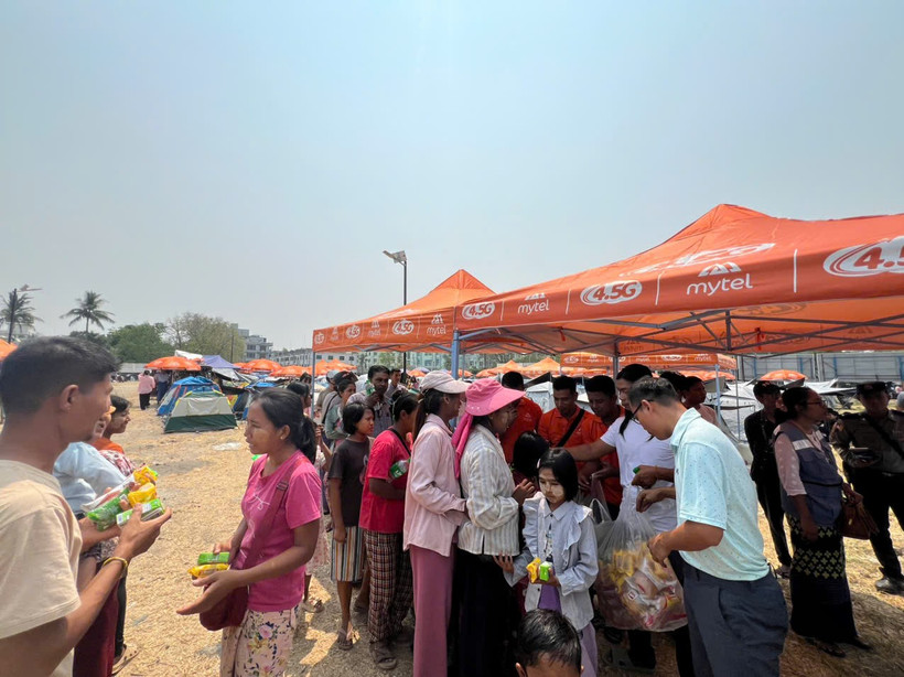 Các nhu yếu phẩm được cung cấp cho người dân. (Ảnh: Mytel)
