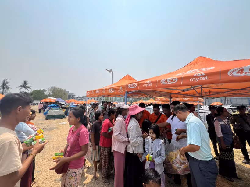 Các nhu yếu phẩm được cung cấp cho người dân. (Ảnh: Mytel)