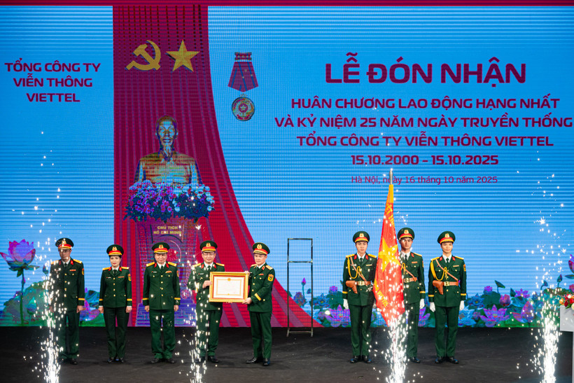 Tổng Công ty Viễn thông Viettel (Viettel Telecom) tổ chức Lễ đón nhận Huân chương lao động hạng Nhất và kỷ niệm 25 năm ngày truyền thống (15/10/2000-15/10/2025). (Ảnh: Minh Sơn/Vietnam+)