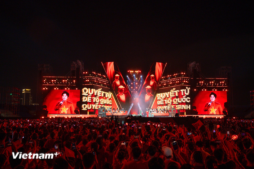 Tại concert "Tổ quốc trong tim," 5 vạn khán giả đã hòa giọng cùng Tùng Dương trong ca khúc "Viết tiếp câu chuyện hòa bình." (Ảnh: Minh Sơn/Vietnam+)