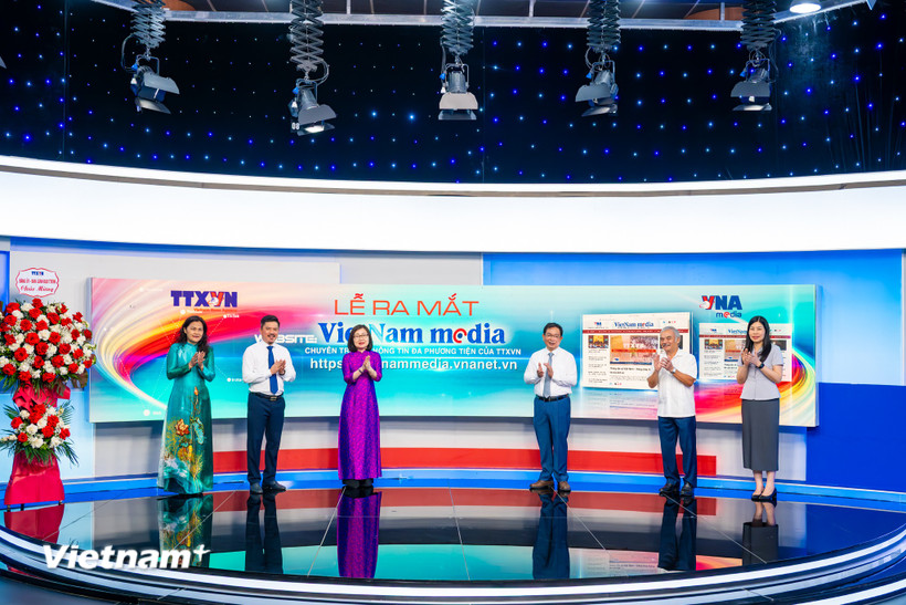 Các đại biểu thực hiện nghi thức chính thức khởi động Chuyên trang. (Ảnh: Minh Sơn/Vietnam+)