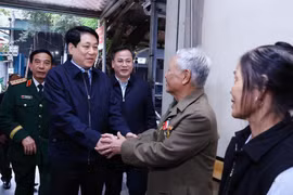 Chủ tịch nước Lương Cường đến thăm, tặng quà gia đình thương binh tại xã Pa Tần, huyện Sìn Hồ, tỉnh Lai Châu. (Ảnh: Lâm Khánh/TTXVN)