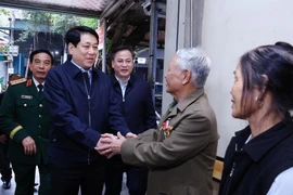 Chủ tịch nước Lương Cường đến thăm, tặng quà gia đình thương binh tại xã Pa Tần, huyện Sìn Hồ, tỉnh Lai Châu. (Ảnh: Lâm Khánh/TTXVN)