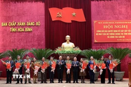 Tỉnh ủy Hòa Bình biểu dương các đồng chí thuộc diện Ban Thường vụ Tỉnh ủy quản lý nghỉ hưu trước tuổi. (Ảnh: Thanh Hải/TTXVN)