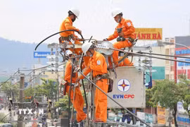 Công nhân Tổng Công ty Điện lực Miền Trung kiểm tra, sửa chữa hệ thống điện đảm bảo vận hành an toàn và đáp ứng điện cho khách hàng. (Ảnh: TTXVN phát)