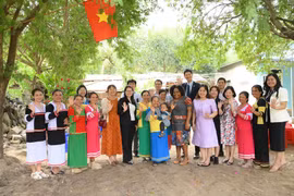 Lãnh đạo UN Women và Đại sứ quán Nhật Bản thăm các hộ dân hưởng lợi từ dự án tại Ninh Thuận. (Ảnh: UN Women)