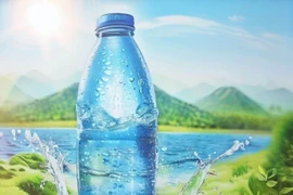 Trong ngành đồ uống, nhiều thương hiệu đã sử dụng hình ảnh núi rừng, suối nguồn để gợi cảm giác “nguyên sơ”, “tinh khiết”, khiến người tiêu dùng tin tưởng vào sự “thiên nhiên” của sản phẩm, trong khi thành phần hoặc quy trình sản xuất không tương ứng. (Ảnh: Internet)