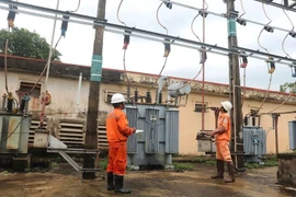 Công nhân EVNHANOI kiểm tra tình trạng vận hành của Trạm biến áp bơm Vân Đình, một trong những công trình đầu mối tiêu quan trọng của Sông Nhuệ. (Ảnh: EVNHANOI )