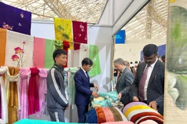 Các sản phẩm tơ lụa Ấn Độ trưng bày gây ấn tượng mạnh bởi chất liệu tự nhiên thân thiện, kỹ thuật dệt tinh xảo cùng màu sắc và hoa văn phong phú. (Ảnh: PV/Vietnam+)