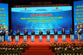 Các đại biểu ấn nút phát động Tháng hành động về an toàn, vệ sinh lao động và Tháng công nhân. (Ảnh: Đức Hiếu/TTXVN)