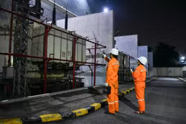 Lực lượng EVNHANOI đang duy trì trạng thái ứng trực 24/24h, kiểm tra tình trạng vận hành của thiết bị và xử lý các nguy cơ quá tải nhằm bảo đảm dòng điện phục vụ sinh hoạt, sản xuất kinh doanh của người dân Thủ đô. (Ảnh: EVNHANOI)