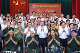 Tổng Bí thư Tô Lâm với thương bệnh binh và cán bộ, nhân viên Trung tâm Điều dưỡng thương binh Thuận Thành. (Ảnh: Thống Nhất/ TTXVN)