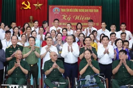 Tổng Bí thư Tô Lâm với thương bệnh binh và cán bộ, nhân viên Trung tâm Điều dưỡng thương binh Thuận Thành. (Ảnh: Thống Nhất/ TTXVN)