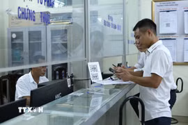 Người dân đến làm thủ tục, giấy tờ tại Bộ phận tiếp nhận và trả kết quả phường Trần Hưng Đạo, thành phố Nam Định. (Ảnh: Công Luật /TTXVN)