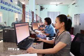 Chậm nhất ngày 30/6/2025, Thường trực Hội đồng nhân dân, các cơ quan thuộc Hội đồng nhân dân, Ủy ban nhân dân, Chủ tịch Ủy ban nhân dân, các cơ quan chuyên môn thuộc Ủy ban nhân dân cấp huyện phải hoàn thành việc bàn giao. (Ảnh: Hồng Đạt/TTXVN)