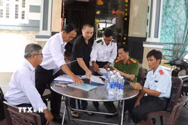 Kiểm tra cơ sở giết mổ gia súc giết mổ gia công cho Công ty cổ phần chăn nuôi C.P Việt Nam chi nhánh Hậu Giang. (Ảnh: Nguyễn Hằng/TTXVN)
