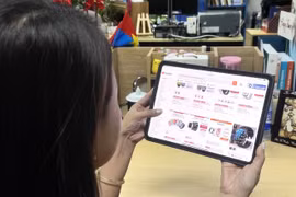 Lĩnh vực có tỷ lệ phản ánh cao nhất là thương mại điện tử với nhiều vấn đề liên quan đến chất lượng hàng hóa, minh bạch thông tin và an toàn dữ liệu cá nhân. (Ảnh: Hương Giang/TTXVN)