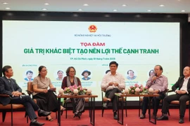 Các đại biểu tham gia thảo luận về giá trị khác biệt tạo nên lợi thế cạnh tranh của 4 loại trái cây chanh dây, chuối, dứa và dừa. (Ảnh: CTV/Vietnam+)