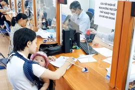 Người lao động làm thủ tục hưởng bảo hiểm thất nghiệp. (Ảnh: PV/Vietnam+)