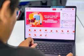 Năm 2025, thương mại điện tử tiếp tục là một trong những lĩnh vực tăng trưởng nhanh nhất của nền kinh tế. (Ảnh: Minh Sơn/Vietnam+)