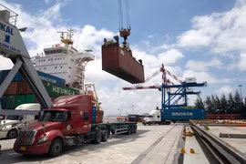 Khi đàm phán, các doanh nghiệp cần ký kết các hợp đồng mua bán cần quan tâm và chú trọng tới hợp đồng (hoặc điều khoản) về logistics, vận chuyển, giao hàng và bảo hiểm nhằm bảo vệ doanh nghiệp trước rủi ro và tổn thất khi có sự cố. (Ảnh: Đức Duy/Vietnam+)