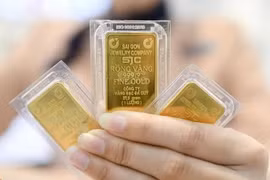 Cả vàng nhẫn và vàng SJC đều giảm về mức 135 triệu đồng/lượng ở chiều mua vào và 140 triệu đồng/lượng ở chiều bán ra. (Ảnh: Vietnam+)