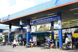 Bộ Công Thương yêu cầu tăng cường kiểm tra kiểm soát hoạt động kinh doanh xăng dầu. (Ảnh: TTXVN)