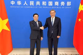 Bộ trưởng Bộ Công Thương Lê Mạnh Hùng đã có buổi hội đàm với Bộ trưởng Bộ Thương mại Trung Quốc Vương Văn Đào. (Ảnh: BCT/Vietnam+)