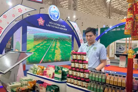 Công ty Trách nhiệm hữu hạn Tân Niên giới thiệu sản phẩm OCOP 5 sao và sản phẩm đặc trưng của Tây Ninh tại hội chợ. (Ảnh: PV/Vietnam+)