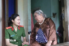 Công an huyện Bình Sơn, tỉnh Quảng Ngãi thăm hỏi, động viên thân nhân người có công. (Ảnh: Đinh Hương/TTXVN)