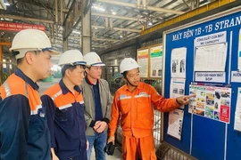 Cán bộ EVNHANOI lan tỏa văn hóa tiết kiệm điện. (Ảnh: EVNHANOI)