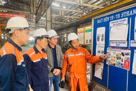 Cán bộ EVNHANOI lan tỏa văn hóa tiết kiệm điện. (Ảnh: EVNHANOI)