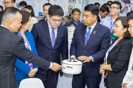 Các đại biểu tham quan gian hàng tại Triển lãm Quốc tế Điện tử và Thiết bị Thông minh năm 2025. (Ảnh: PV/Vietnam+)