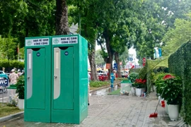 Toàn bộ các nhà vệ sinh di động đều được miễn phí, thường xuyên dọn dẹp vệ sinh, bảo đảm sạch sẽ, an toàn. (Ảnh: Bảo Ngọc/Vietnam+)
