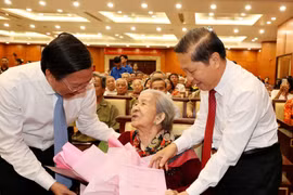 Thành phố Hồ Chí Minh tổ chức Họp mặt người có công với cách mạng tiêu biểu. (Ảnh: Thanh Vũ/TTXVN)