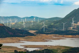 Các ngành công nghiệp cần đổi mới công nghệ, tiến tới sản xuất sạch hơn và áp dụng kinh tế tuần hoàn. (Ảnh: Hoài Nam/Vietnam+)