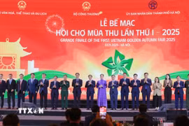 Đại diện Lãnh đạo Ủy ban Trung ương Mặt trận Tổ quốc Việt Nam đón nhận quyên góp, ủng hộ đồng bào vùng bão lũ và thiên tai từ các doanh nghiệp, tập đoàn kinh tế, ngân hàng thương mại, hiệp hội ngành hàng tiêu biểu. (Ảnh: Phan Phương/TTXVN)
