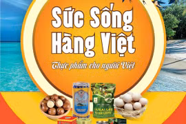 Khách hàng được tư vấn đầy đủ thông tin về nguồn gốc, quy trình sản xuất và được trải nghiệm sản phẩm trước khi quyết định mua sắm. (Ảnh: BTC/Vietnam+)