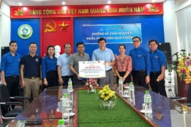 Phó giáo sư, Tiến sỹ Đinh Văn Châu, Hiệu trưởng Trường Đại học Điện lực đến thăm hỏi và trao tặng 100 triệu đồng thông qua Ủy ban Mặt trận Tổ quốc Việt Nam tỉnh Thái Nguyên. (Ảnh: Trường Đại học Điện lực)
